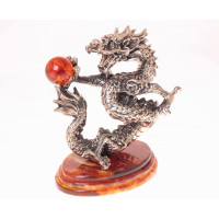 Сувенир "Танцующий дракон" из янтаря и белой бронзы